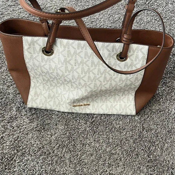 Michael Kors tote bag. - Picture 2 of 3